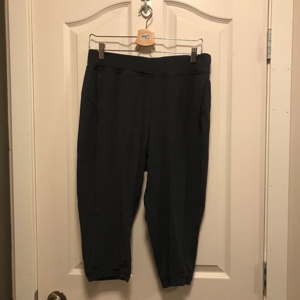 Lululemon Crops below knee -Size 10, Grey